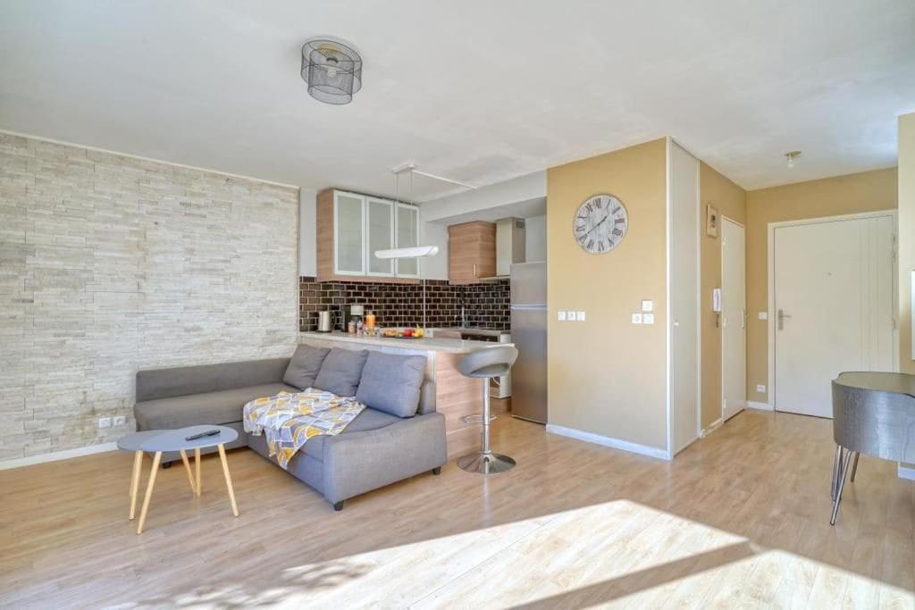 Charmant Studio Avec Terrasse Et Parking Corbeil-Essonnes Exteriör bild