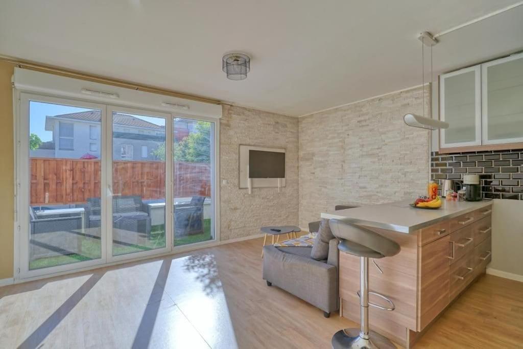 Charmant Studio Avec Terrasse Et Parking Corbeil-Essonnes Exteriör bild